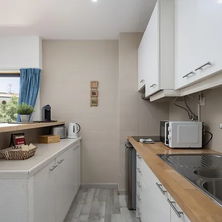 Apartment Olympics 1br With Pool & Balcony, By Hopstays
