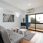 Olympics 1br With Pool & Balcony, By Hopstays Apartament *