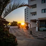 Olympics 1br With Pool & Balcony, By Hopstays