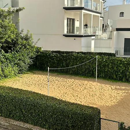 Olympics 1br With Pool & Balcony, By Hopstays