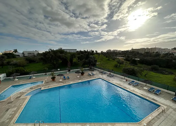 Olympics 1br With Pool & Balcony, By Hopstays 아파트 알부페이라