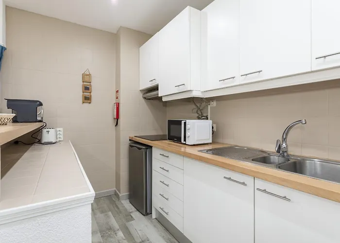 Olympics 1br With Pool & Balcony, By Hopstays 아파트 알부페이라