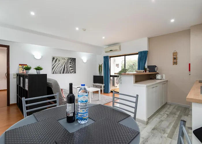 Olympics 1br With Pool & Balcony, By Hopstays 아파트 알부페이라