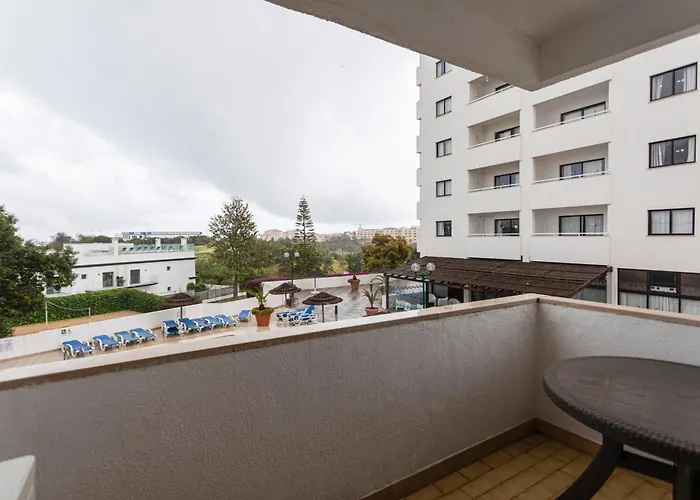 Olympics 1br With Pool & Balcony, By Hopstays