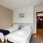 Olympics 1br With Pool & Balcony, By Hopstays 아파트 알부페이라