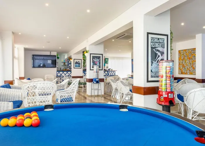 Olympics 1br With Pool & Balcony, By Hopstays Апартаменты